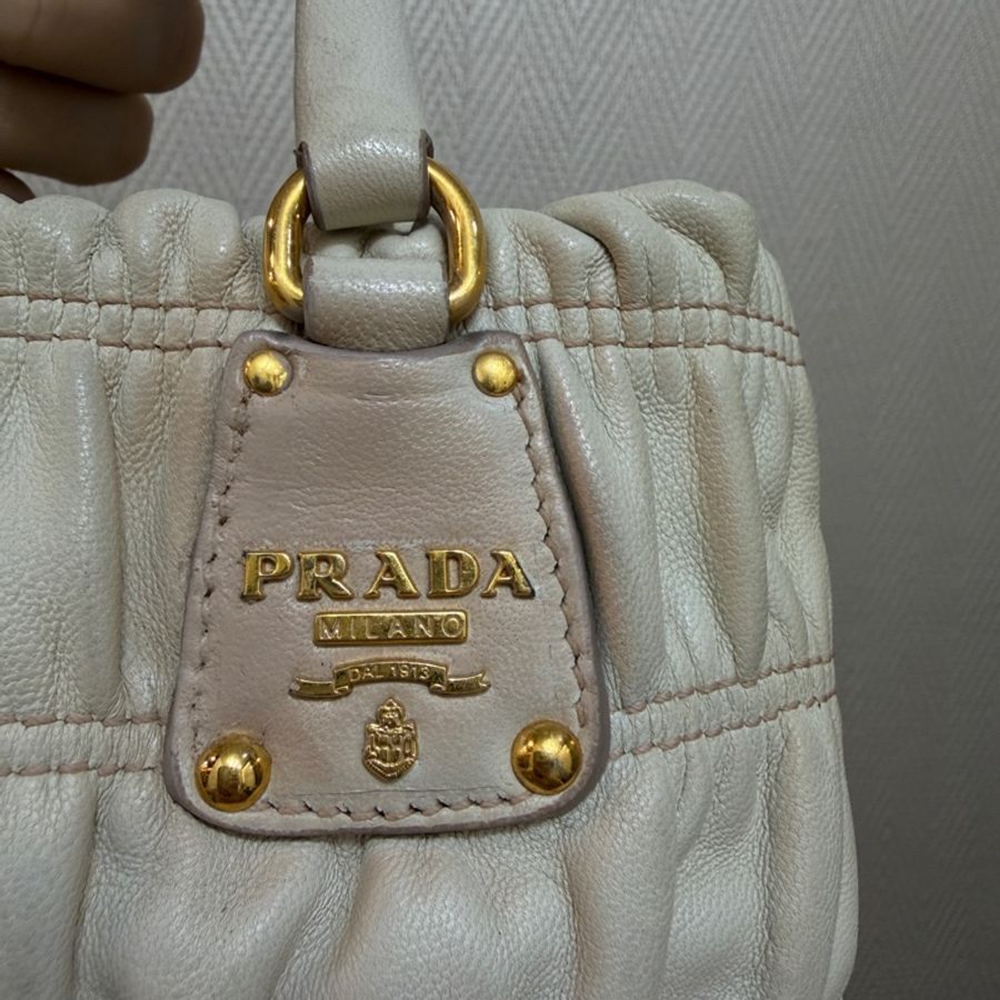 Prada 裸色羊皮抓皺高菲迷你手提斜背包-1