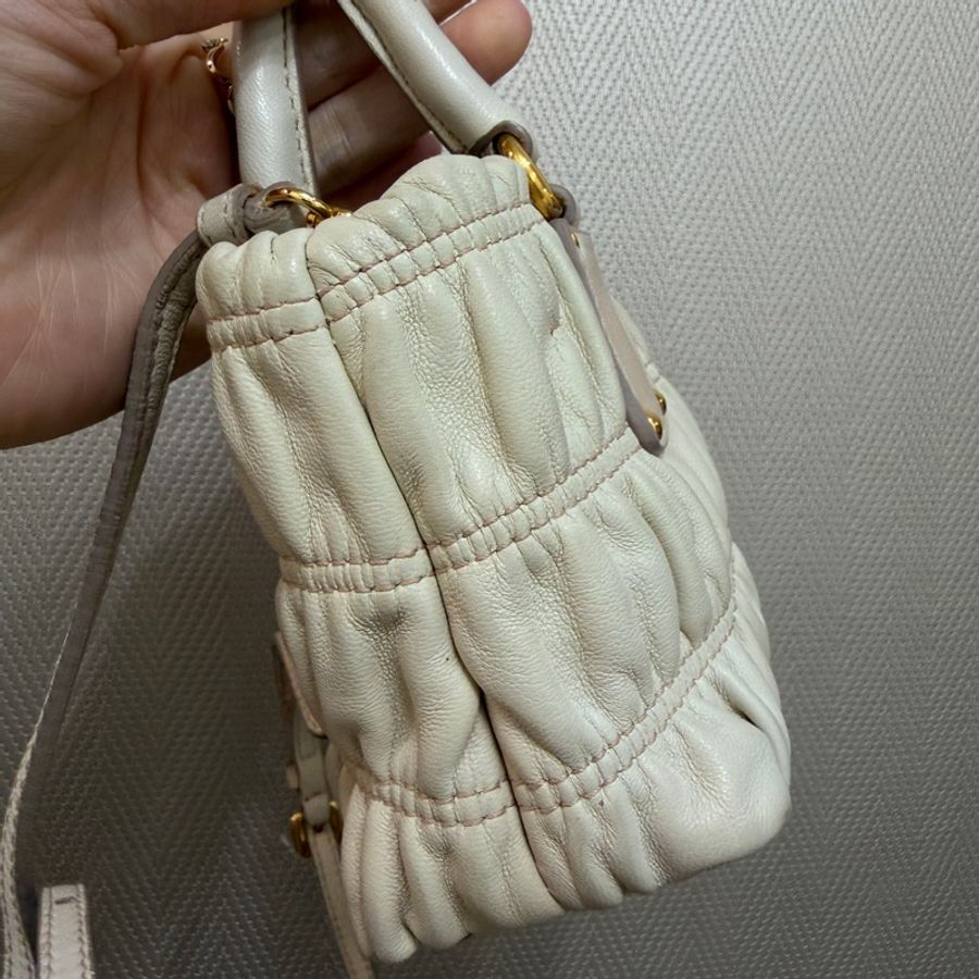 Prada 裸色羊皮抓皺高菲迷你手提斜背包-3