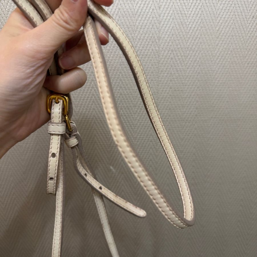 Prada 裸色羊皮抓皺高菲迷你手提斜背包-19