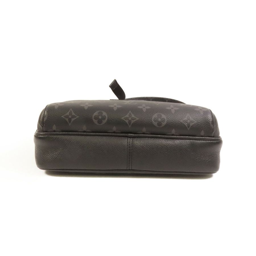 LOUIS VUITTON Monogram Eclipse/Taiga Outdoor Messenger銀扣肩背袋-3