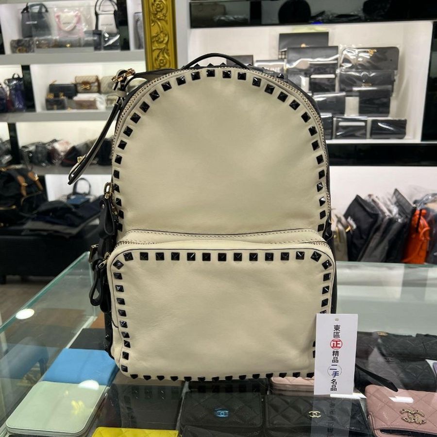 東區正精品㊣VALENTINO GARAVANI 黑色拚白色小牛皮鉚釘雙層拉鍊後背包 RZ4807-0