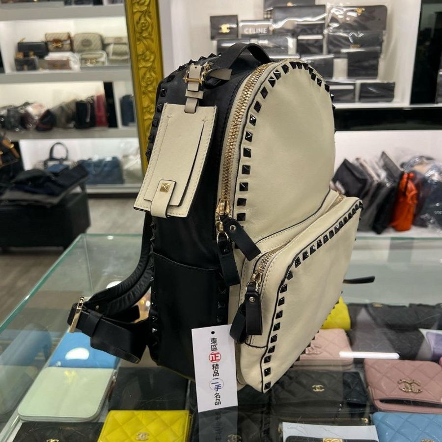 東區正精品㊣VALENTINO GARAVANI 黑色拚白色小牛皮鉚釘雙層拉鍊後背包 RZ4807-1
