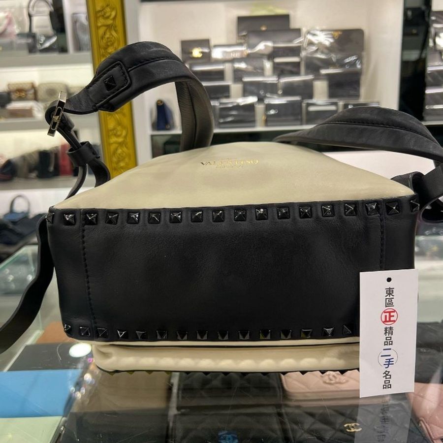 東區正精品㊣VALENTINO GARAVANI 黑色拚白色小牛皮鉚釘雙層拉鍊後背包 RZ4807-6