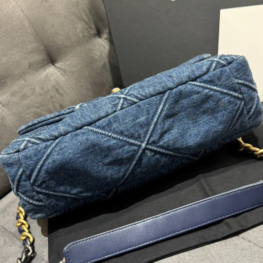 ｛😍太香了吧 ! 💙｝Chanel 牛仔藍 19 系列30cm 口蓋包 （保卡款）-5