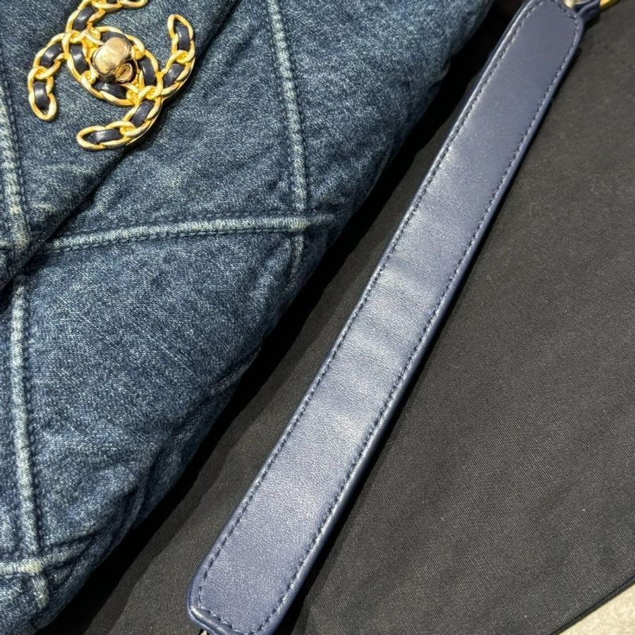 ｛😍太香了吧 ! 💙｝Chanel 牛仔藍 19 系列30cm 口蓋包 （保卡款）-7