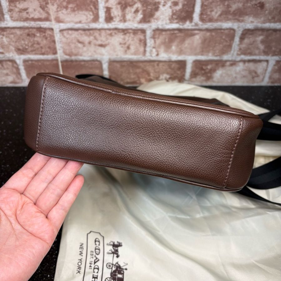 美國購買 正牌Coach 包包 男士斜背包 拉鍊款 咖啡色款-12