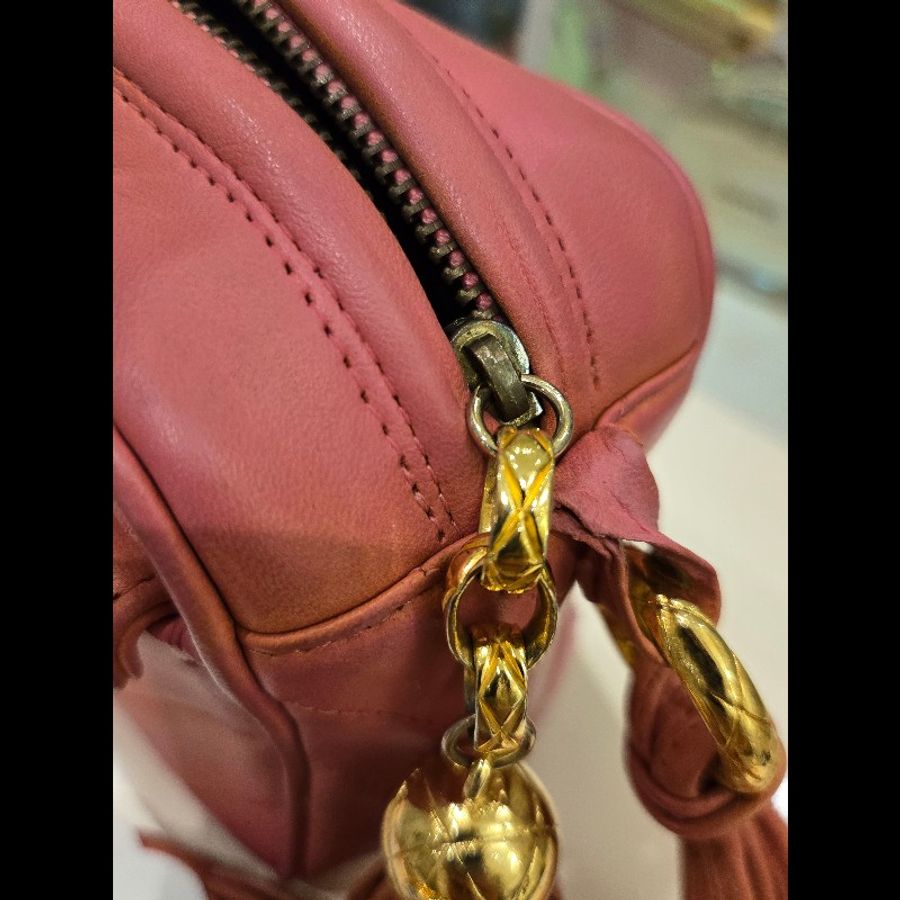 Chanel 小羊皮 鮭魚粉古董相機包-18