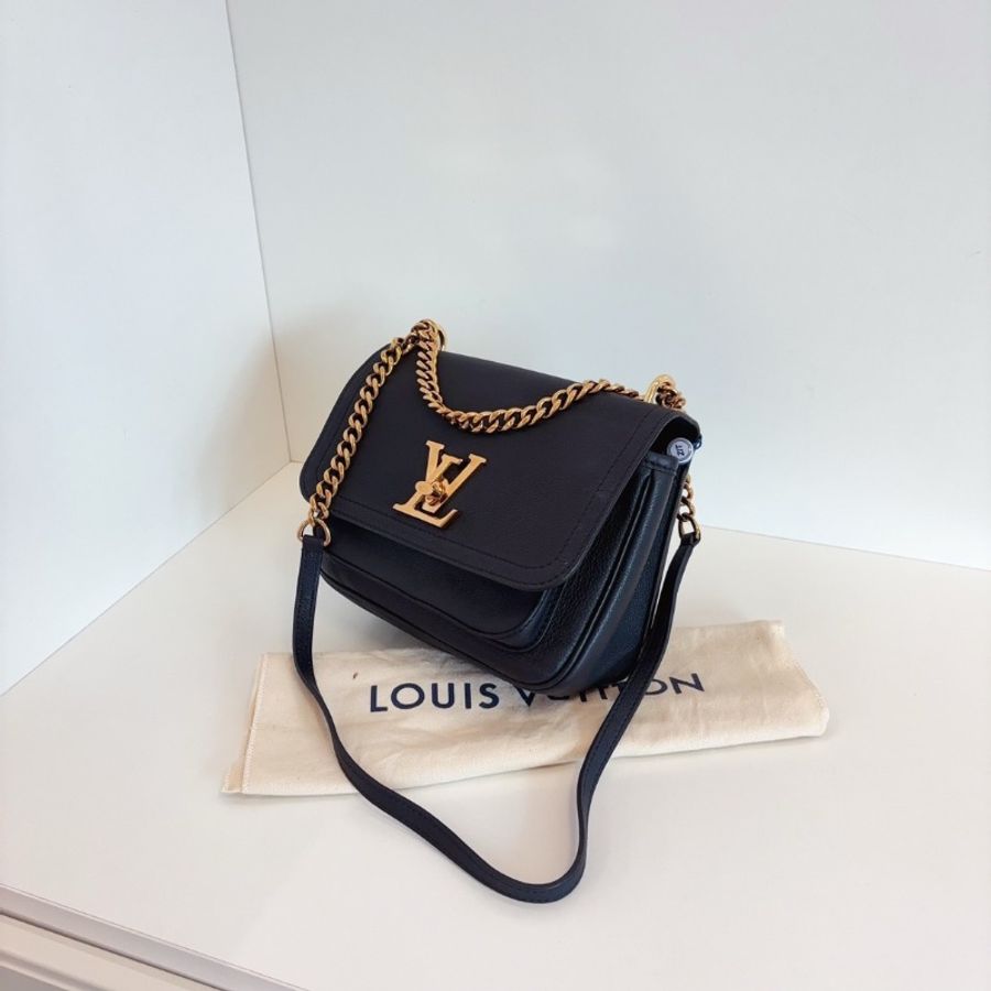 LV 黑金lockme chain全皮顆粒牛皮郵差包小號 芯片款22*16*8  98新配件塵袋-3