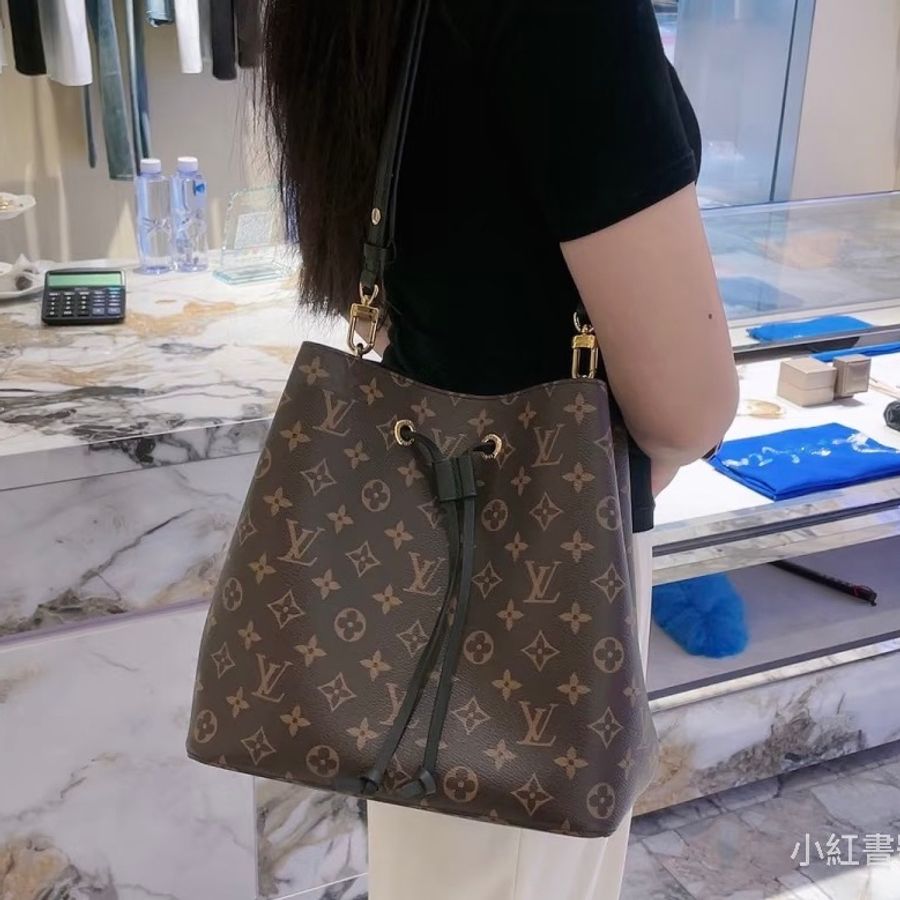 經典不敗實用款❤️🔥99新🈶購證😍LV路易威登Neonoe老花水桶包單肩斜挎包-8
