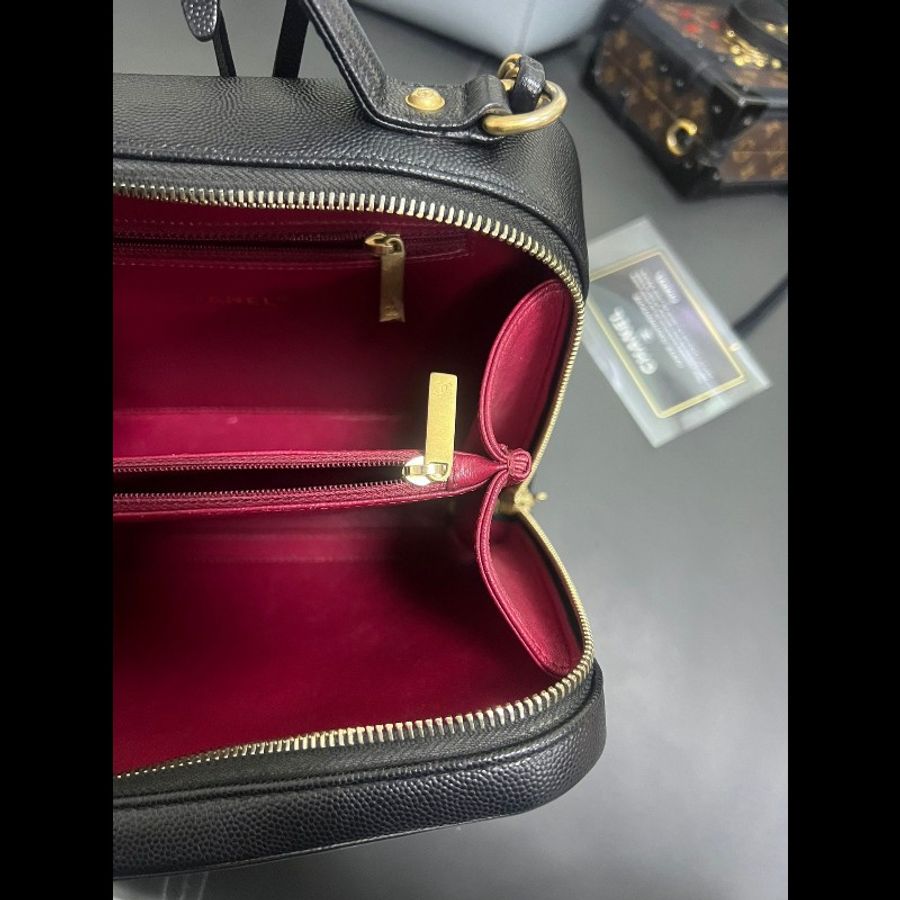 Chanel vanity case medium 
中號 黑金荔枝皮相機包-12