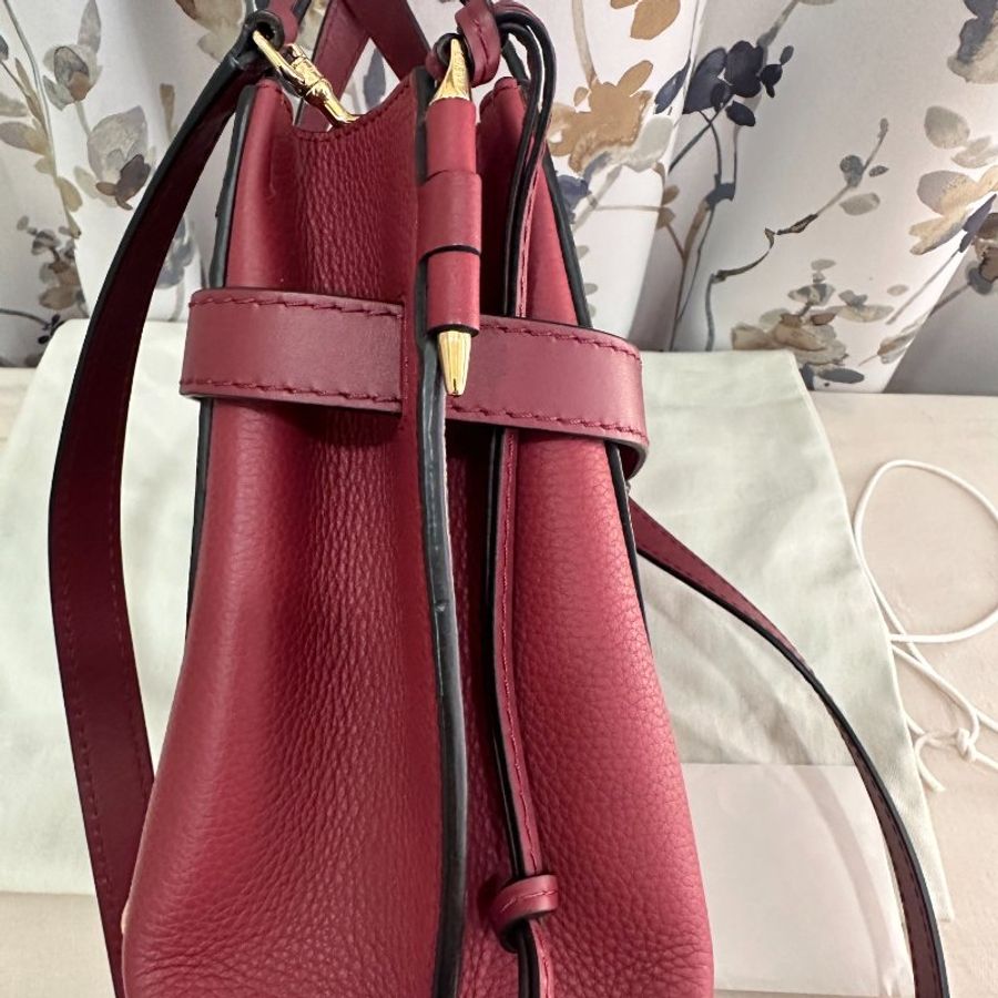 LOEWE 羅威 Gate Top Handle 經典綁結牛皮手提斜背兩用包(酒紅)-10