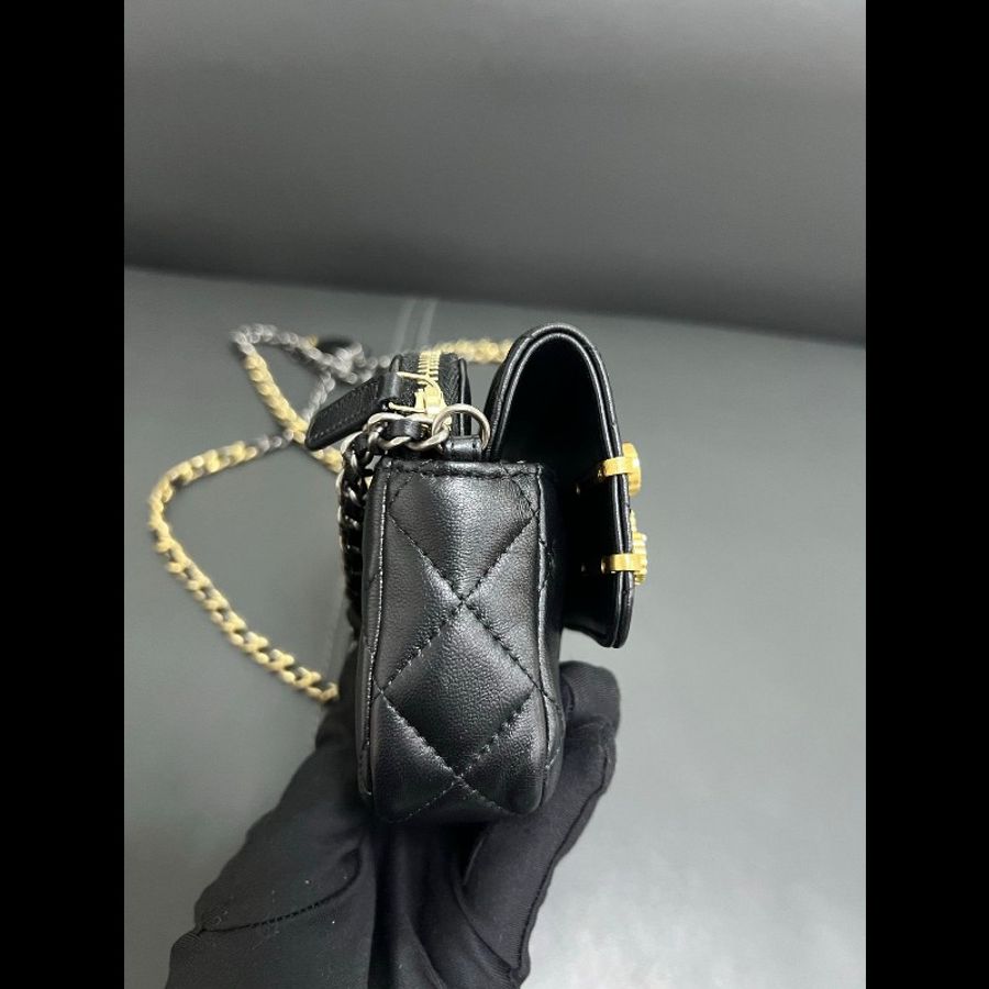 Chanel Limited edition woc
徽章髮夾手機包-3