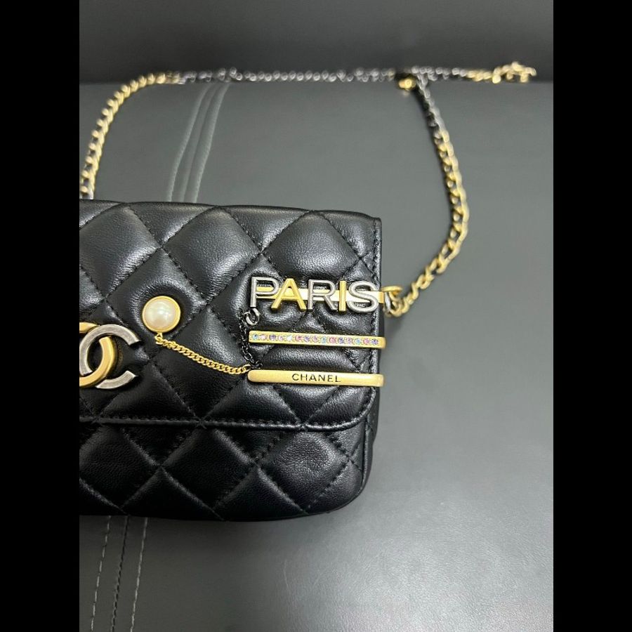 Chanel Limited edition woc
徽章髮夾手機包-8