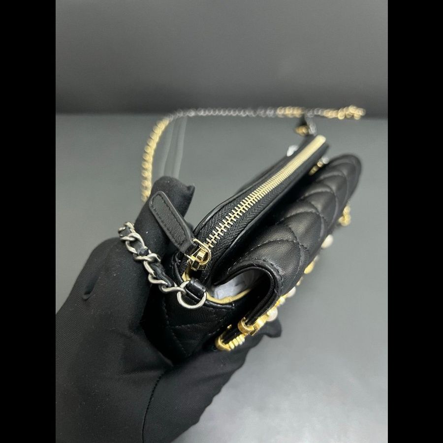 Chanel Limited edition woc
徽章髮夾手機包-10