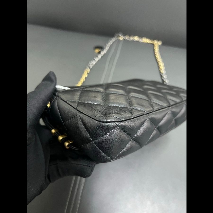 Chanel Limited edition woc
徽章髮夾手機包-11