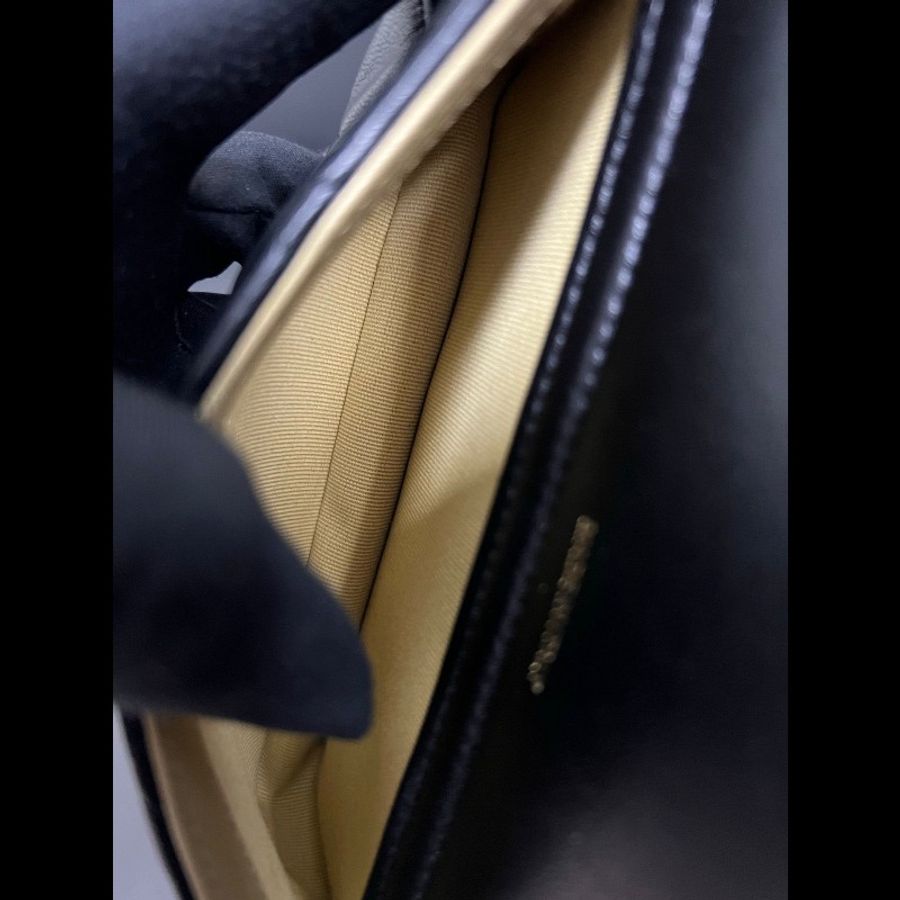 Chanel Limited edition woc
徽章髮夾手機包-21