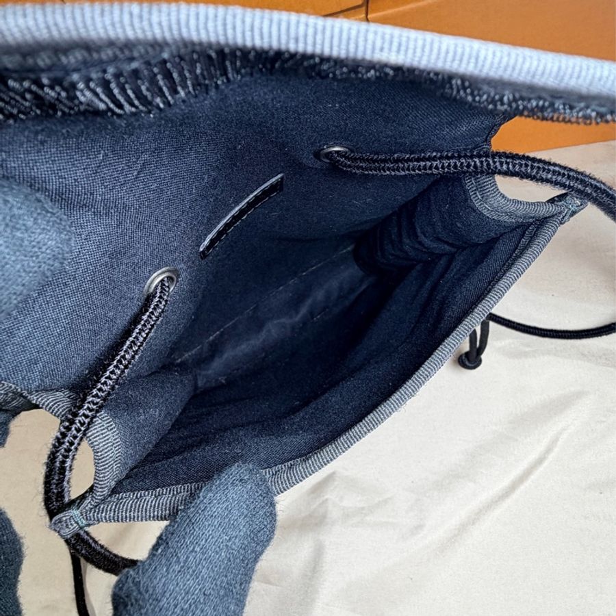 ✨經典百搭 Balenciaga 巴黎世家 黑草寫logo 斜背小包/手機包-5