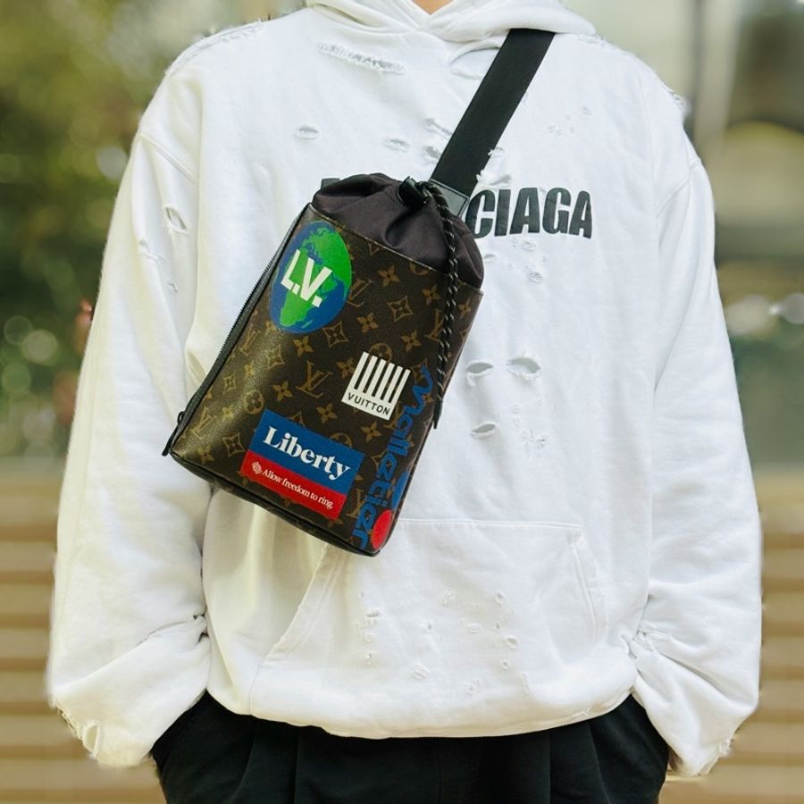 🥤百事可樂 限量LV 路易威登 Louis Vuitton 抽繩水桶老花大胸包/肩背包/斜背包-1
