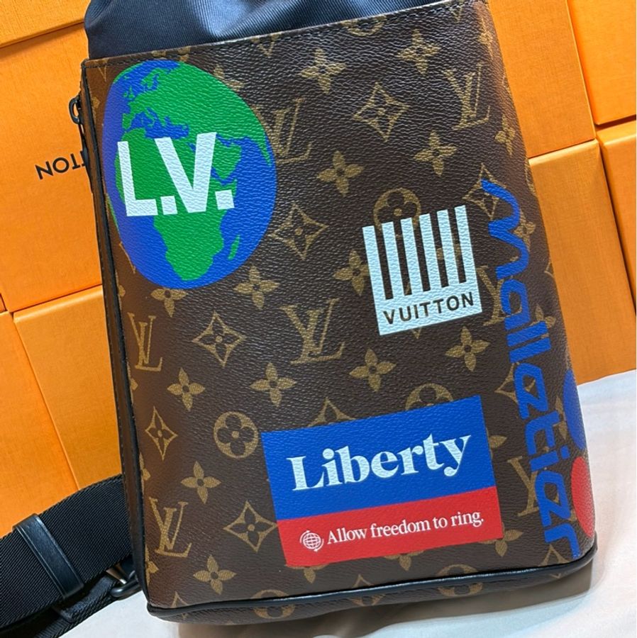 🥤百事可樂 限量LV 路易威登 Louis Vuitton 抽繩水桶老花大胸包/肩背包/斜背包-2