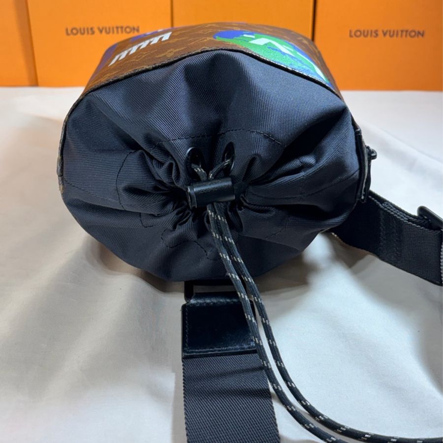 🥤百事可樂 限量LV 路易威登 Louis Vuitton 抽繩水桶老花大胸包/肩背包/斜背包-4