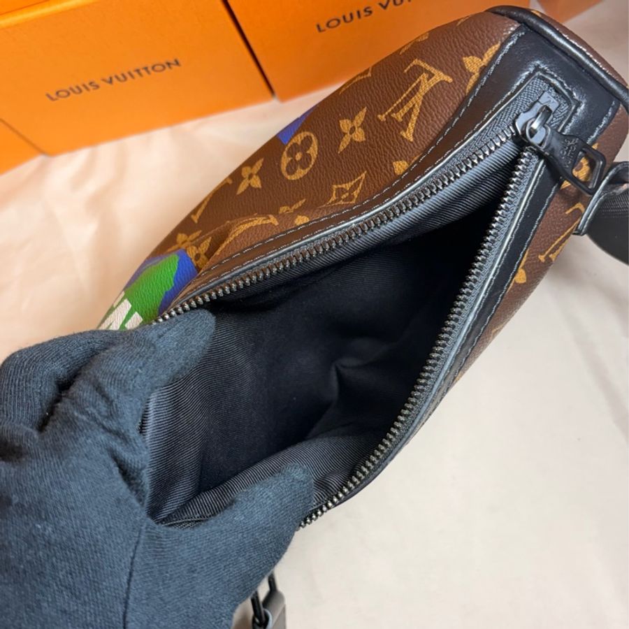 🥤百事可樂 限量LV 路易威登 Louis Vuitton 抽繩水桶老花大胸包/肩背包/斜背包-6