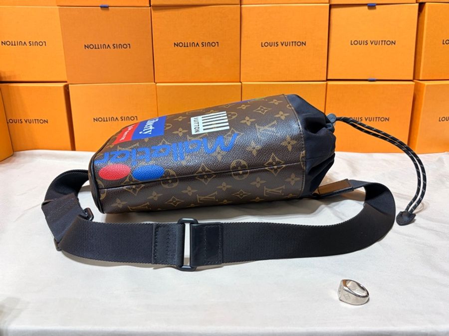 🥤百事可樂 限量LV 路易威登 Louis Vuitton 抽繩水桶老花大胸包/肩背包/斜背包-8
