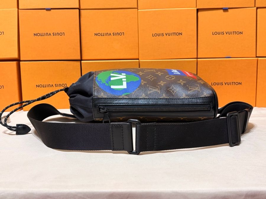 🥤百事可樂 限量LV 路易威登 Louis Vuitton 抽繩水桶老花大胸包/肩背包/斜背包-9