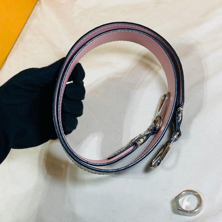 ‼️全台最甜 ✨近新閒置 LV 路易威登 Louis Vuitton 喜馬拉雅蛇皮 粉色雙面用寬背帶/肩帶-6