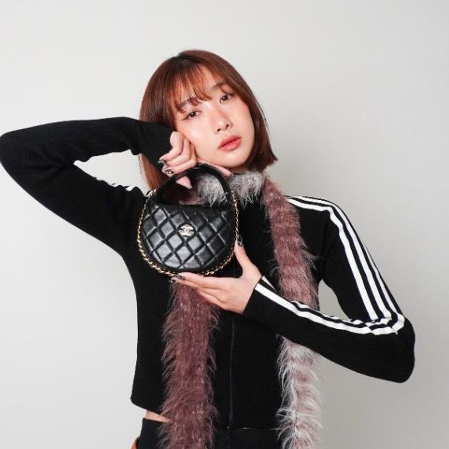 Chanel 菱格羊皮淡金釦手提彎月包(AP3095-黑)-0