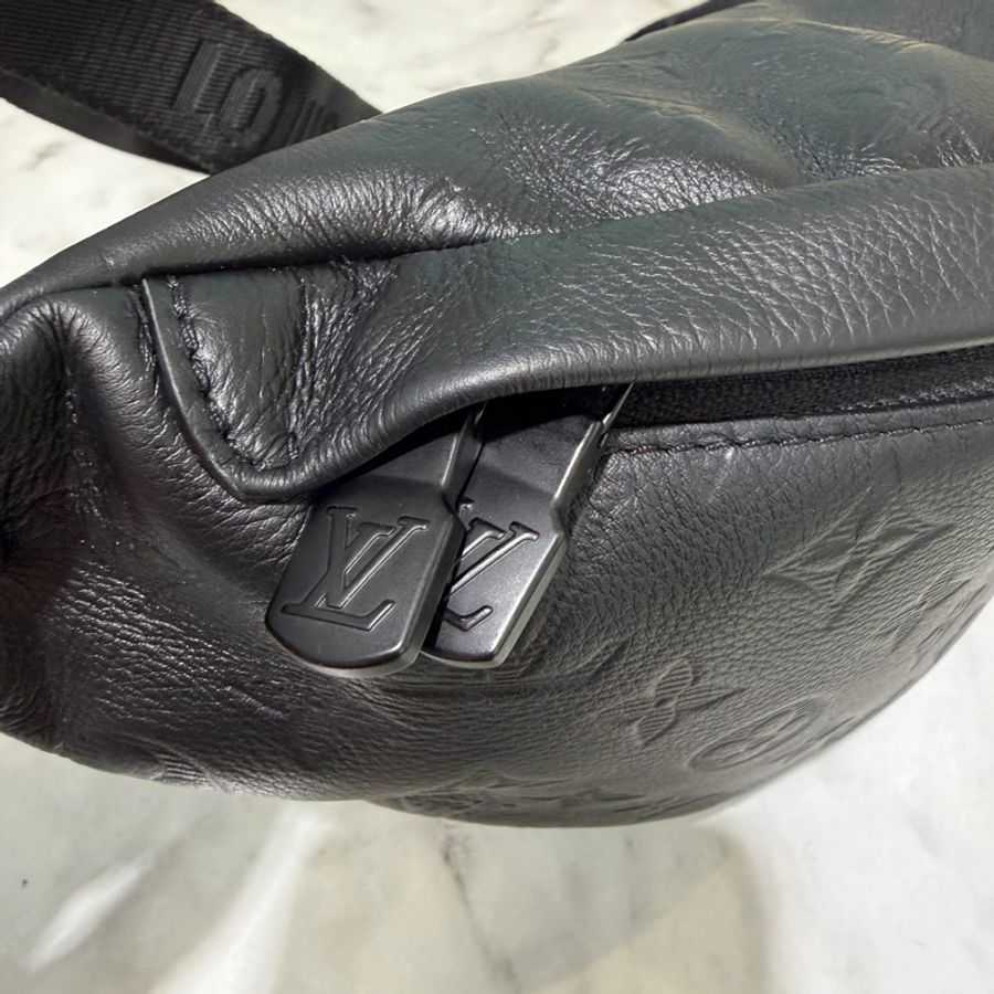 LV 黑牛皮壓紋Discovery PM黑釦胸口腰包M46036-6