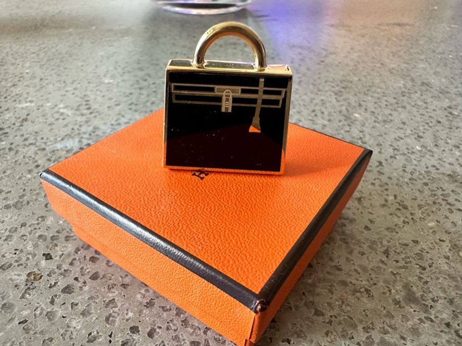 🖤這是一個愛馬仕黑金小可愛🖤Hermès Curiosité Kelly Laque Charm 吊飾-5