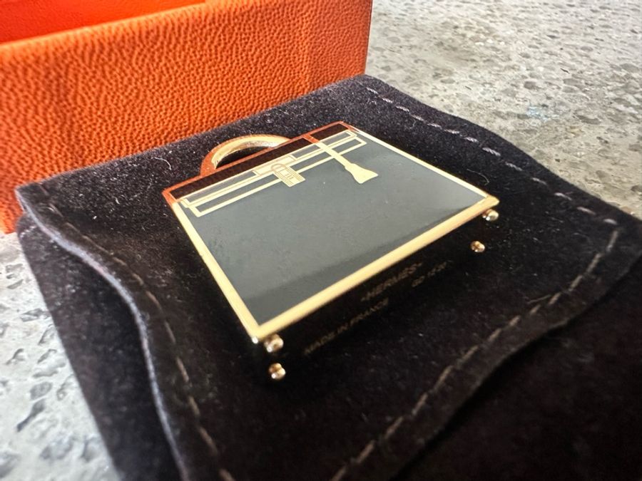 🖤這是一個愛馬仕黑金小可愛🖤Hermès Curiosité Kelly Laque Charm 吊飾-8