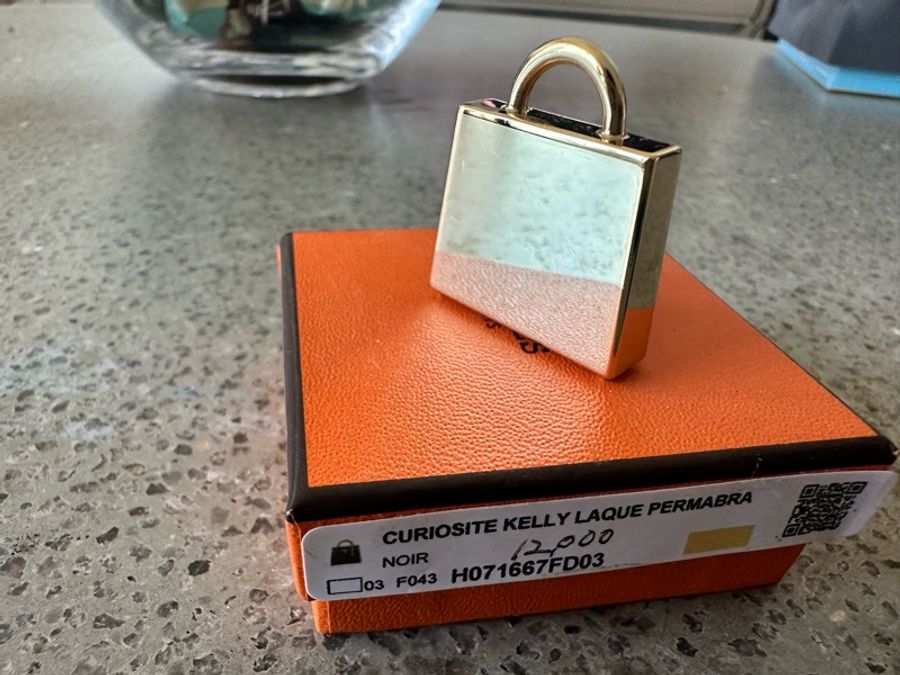 🖤這是一個愛馬仕黑金小可愛🖤Hermès Curiosité Kelly Laque Charm 吊飾-10