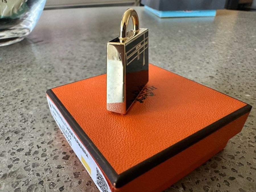 🖤這是一個愛馬仕黑金小可愛🖤Hermès Curiosité Kelly Laque Charm 吊飾-11