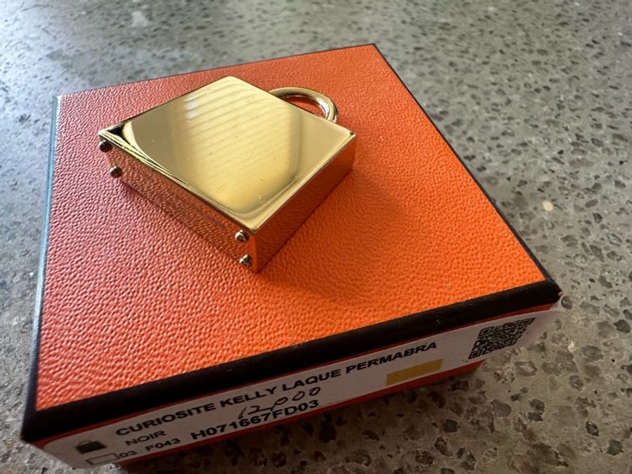 🖤這是一個愛馬仕黑金小可愛🖤Hermès Curiosité Kelly Laque Charm 吊飾-12