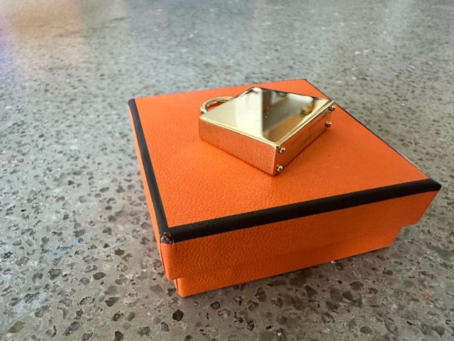 🖤這是一個愛馬仕黑金小可愛🖤Hermès Curiosité Kelly Laque Charm 吊飾-13