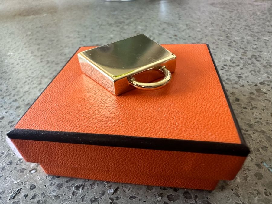 🖤這是一個愛馬仕黑金小可愛🖤Hermès Curiosité Kelly Laque Charm 吊飾-14