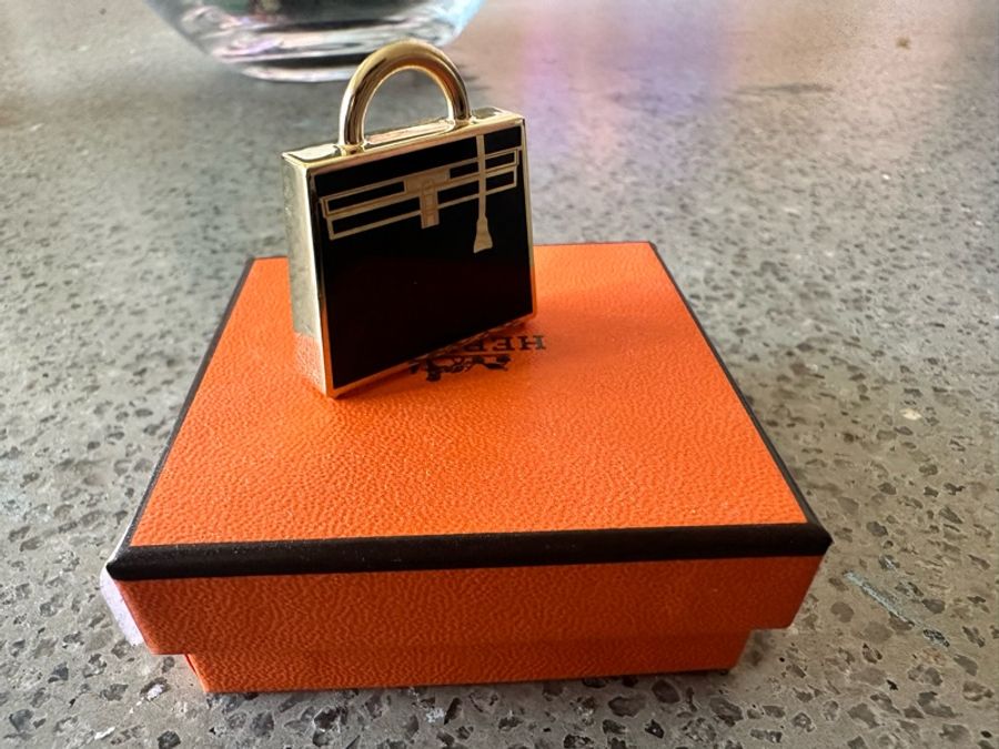 🖤這是一個愛馬仕黑金小可愛🖤Hermès Curiosité Kelly Laque Charm 吊飾-26