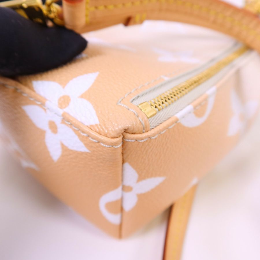 LOUIS VUITTON Monogram Giant By The Pool Backpack金扣背包-14