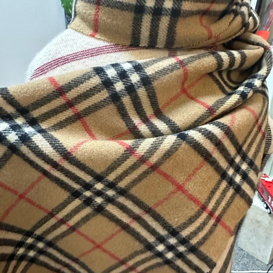Burberry 經典格紋棕羊毛圍巾-11