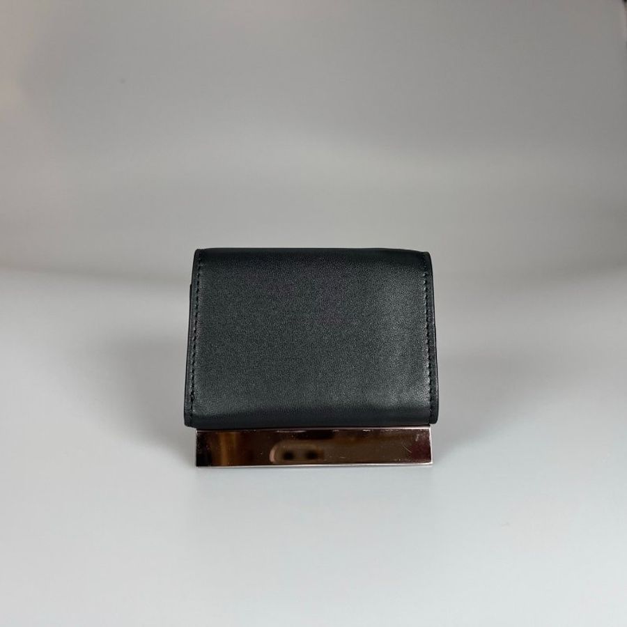 FENDI 黑牛皮金扣壓紋三折短夾-2