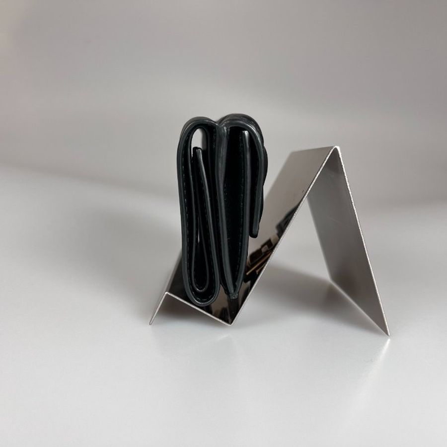 FENDI 黑牛皮金扣壓紋三折短夾-3