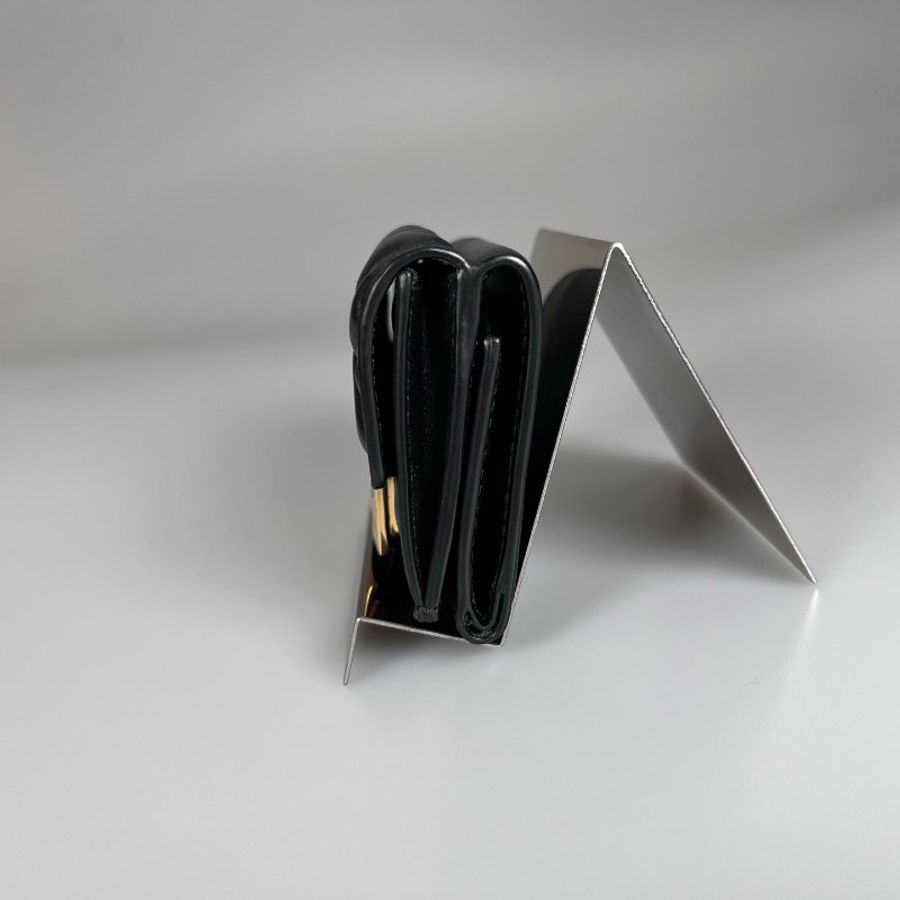 FENDI 黑牛皮金扣壓紋三折短夾-4