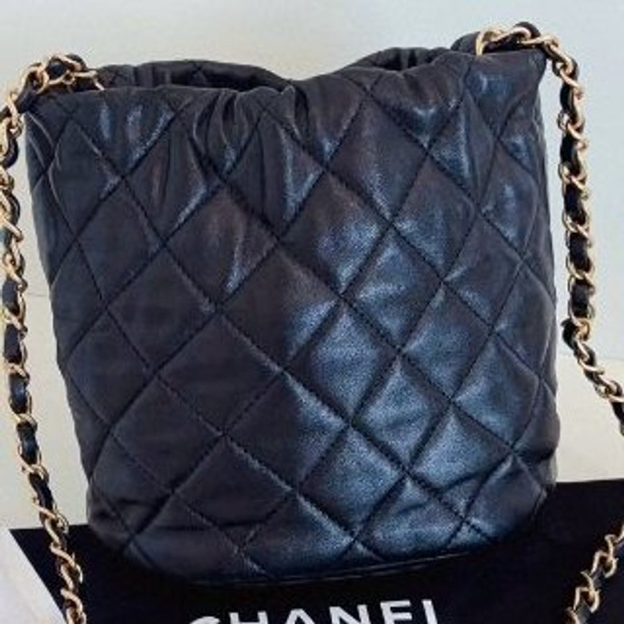 閒置新 Chanel香奈兒黑金芯片帶膜皮穿鏈抽繩大logo水桶包-6