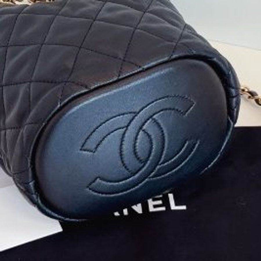閒置新 Chanel香奈兒黑金芯片帶膜皮穿鏈抽繩大logo水桶包-7