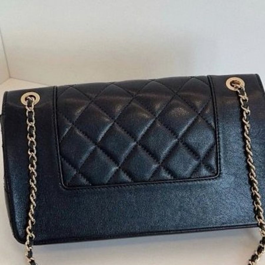 Chanel香奈兒黑金琺瑯扣雙C口蓋包-1
