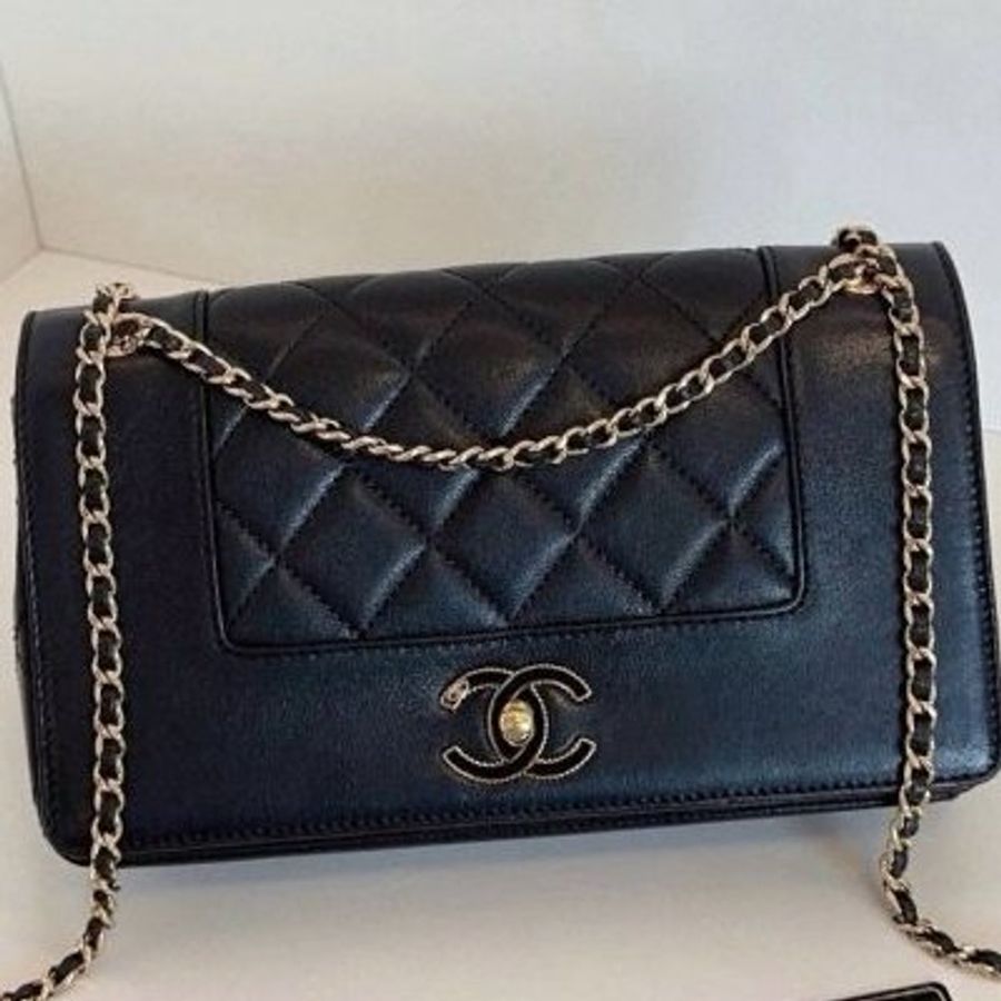 Chanel香奈兒黑金琺瑯扣雙C口蓋包-5