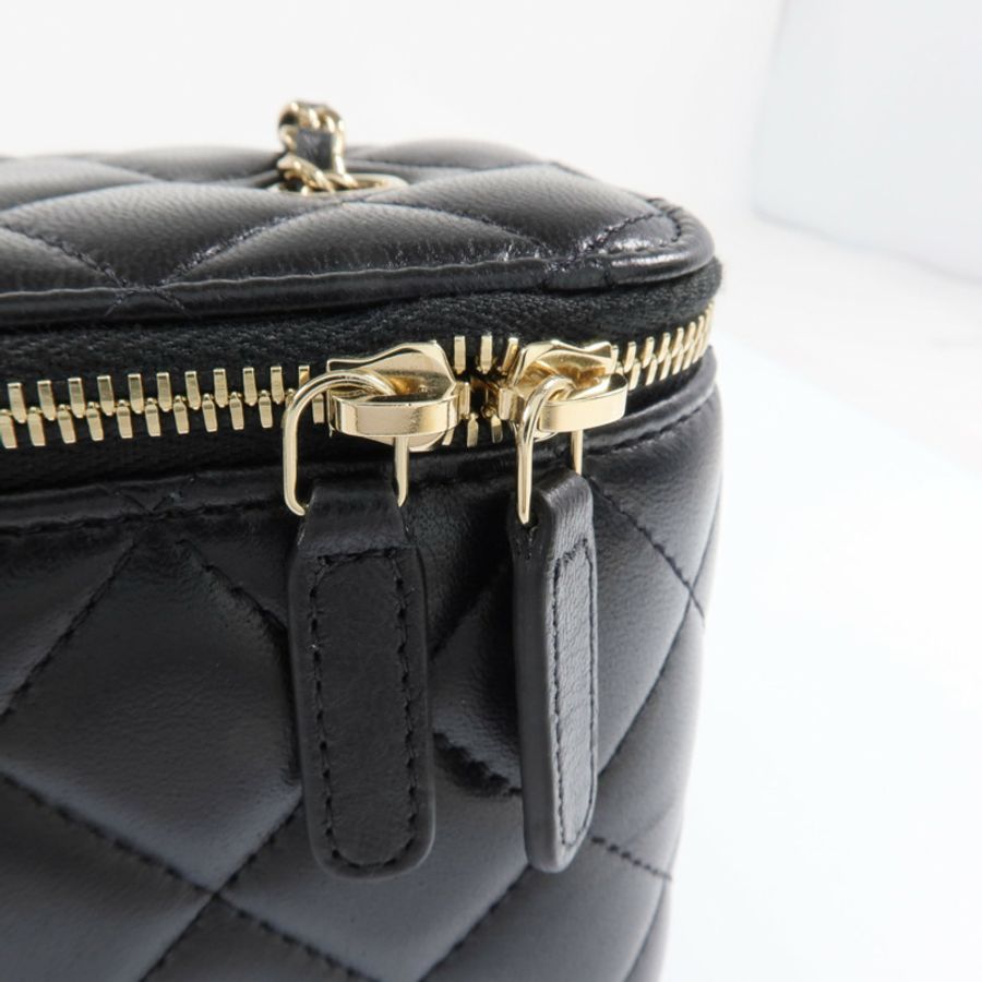 CHANEL 羊皮皮革Vanity Case金扣鏈帶肩背袋-15