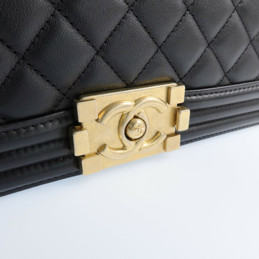 CHANEL 牛皮皮革Boy 25金扣鏈帶肩背袋-10