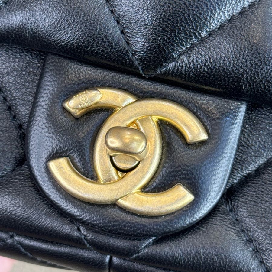 CHANEL 22P迷你方胖小牛皮肩背粗鍊包🎶絕對夯-9